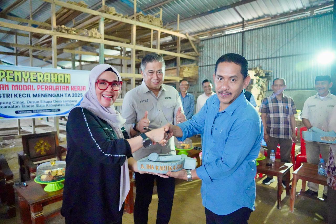 Pemkab Barru Serahkan 154 Mesin Gerinda untuk Pengrajin Batu di Tanete Riaja