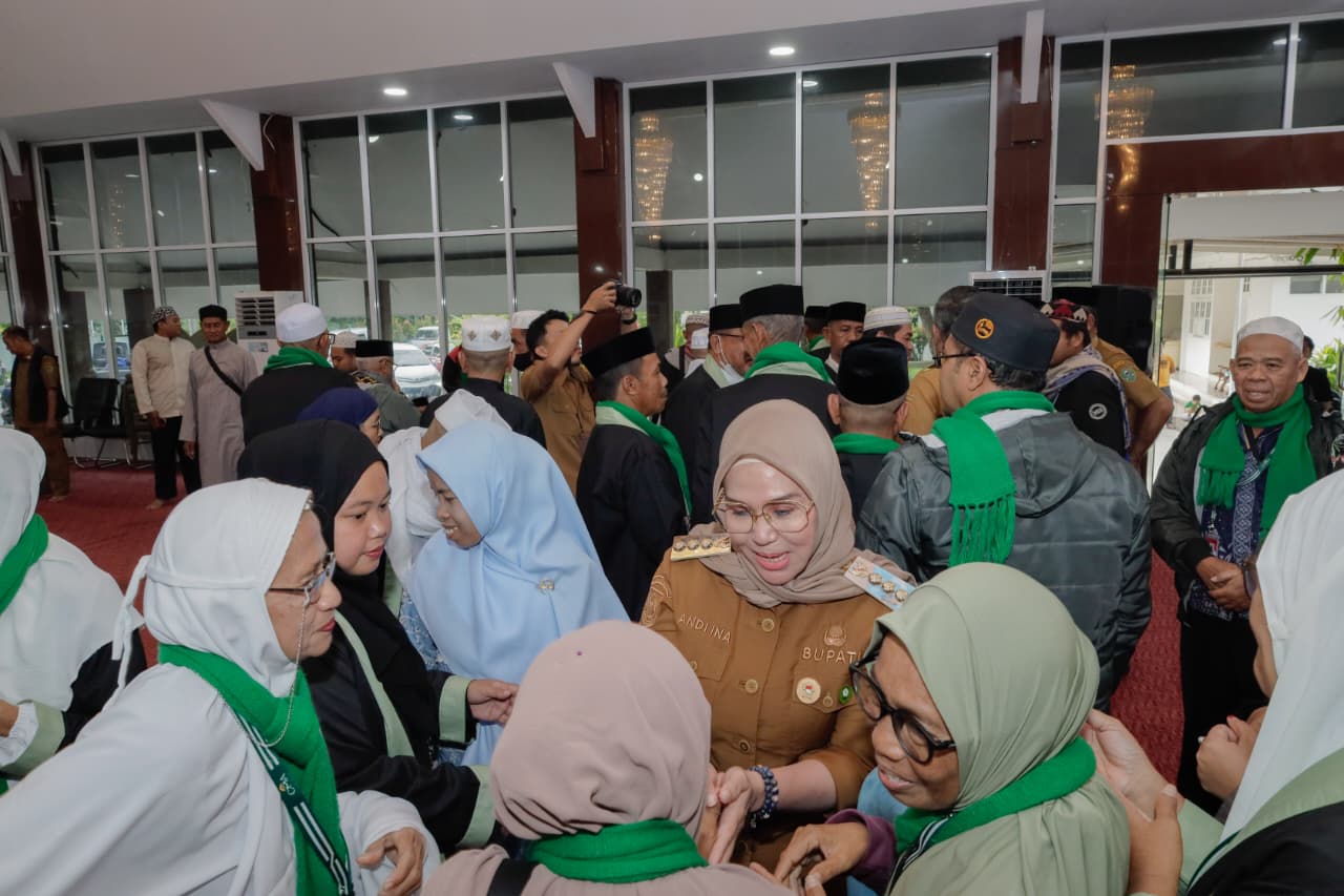 Bupati dan Wakil Bupati Barru Sambut Kepulangan Jamaah Umroh di Rujab