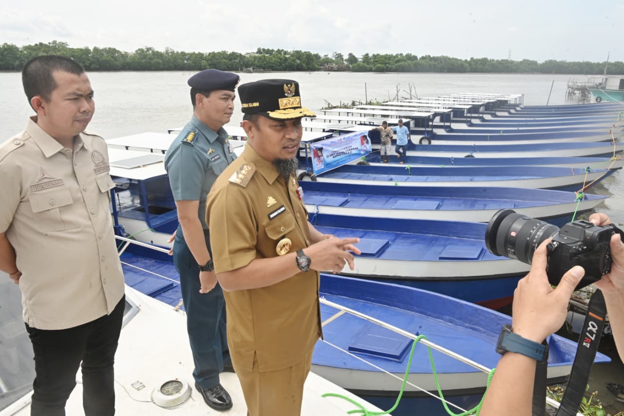 Gubernur Sulawesi Selatan Serahkan 20 Unit Kapal Berukuran 5 GT kepada Nelayan setempat