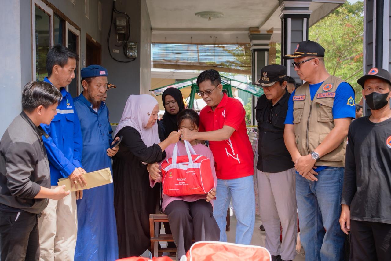 Zulkifli Melakukan Peninjauan Lokasi Kebakaran dan Menyalurkan Bantuan di Kelurahan Songka