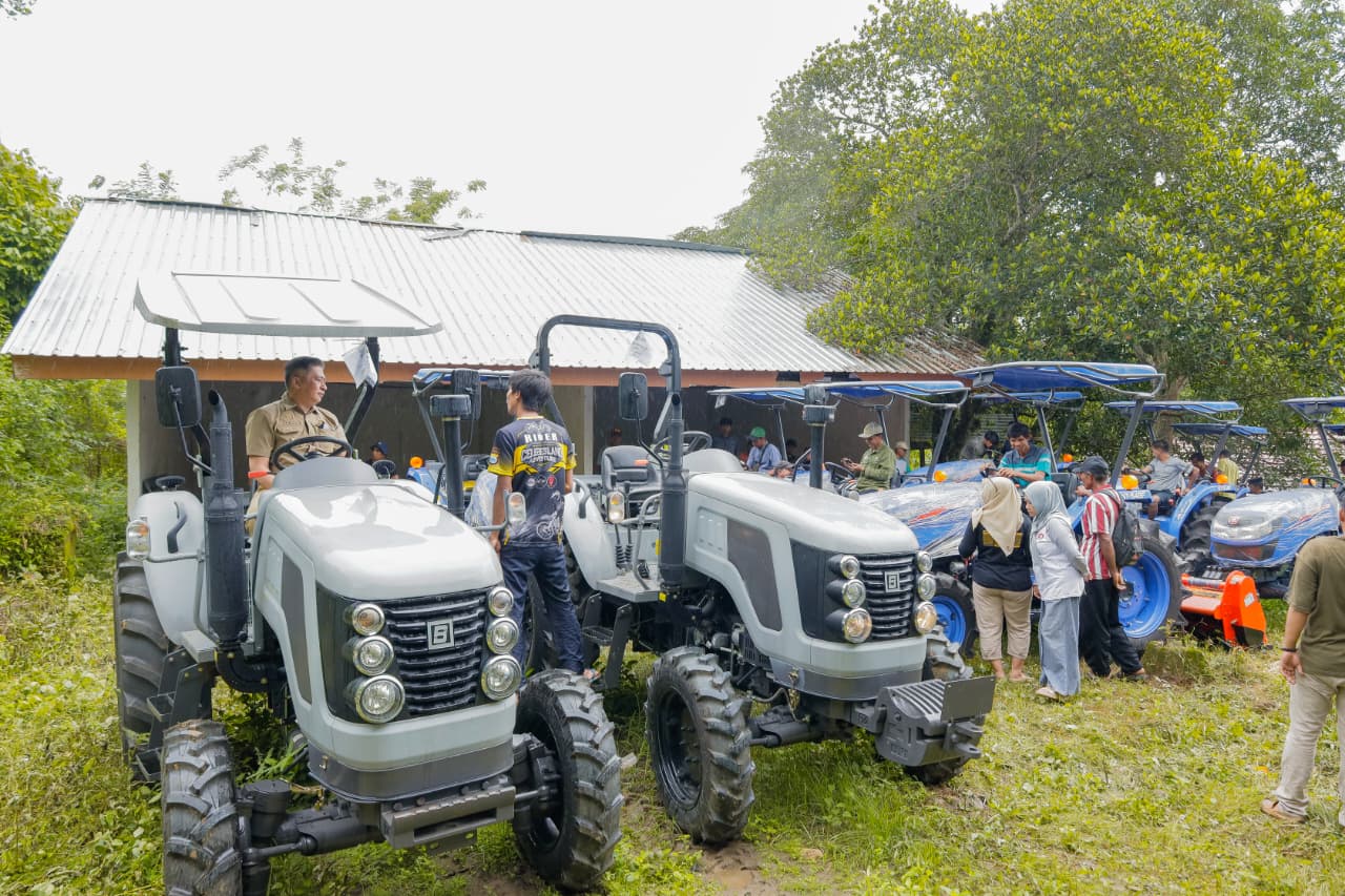 Pemkab Barru Pastikan Bantuan Alsintan Tepat Sasaran, Wabup Barru Pantau Langsung Bantuan TR4