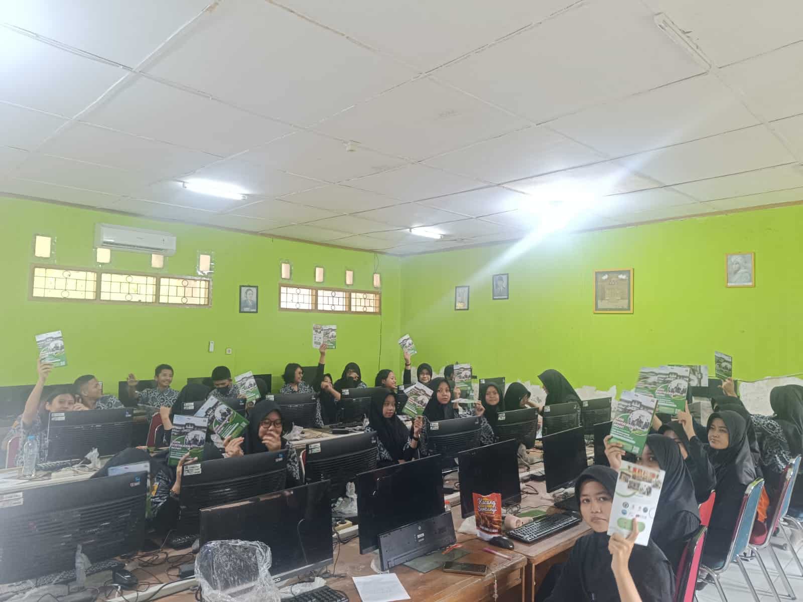 Wow! Siswa Kelas IX SMPN 8 Makassar Semangat Menyambut Sosialisasi SMA Dwiwarna: Temukan Keunggulan Sekolah Boarding Nasional!