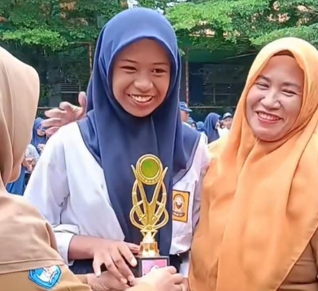 Meriahkan Kembali Sekolah di SMPN 27 Makassar: Perayaan Bertabur Medali dan Trofi Juara!