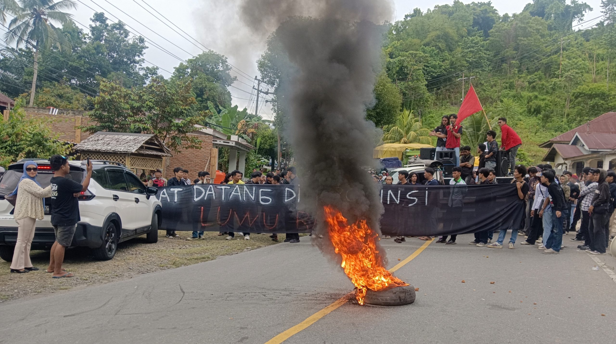 Sopir Menghadapi Kemacetan Akibat Unjuk Rasa: Kami Relakan Demi Terwujudnya Provinsi Luwu Raya