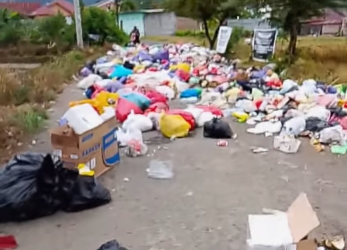 Sampah Tersebar di Jalan Mungkajang, Warga Curiga Ada Unsur Kesengajaan untuk Menjatuhkan Pemerintah