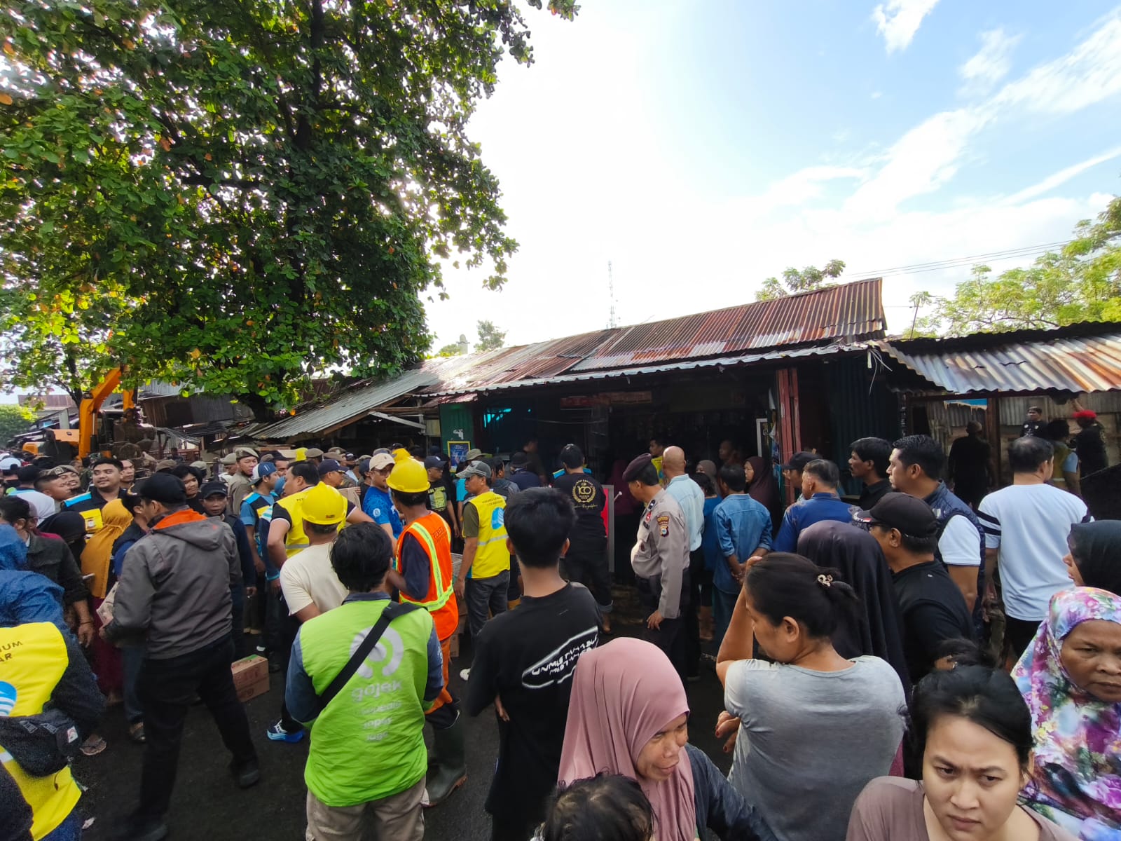Perumda Air Minum Makassar Tertibkan Bangunan Liar di Jalan Leimena