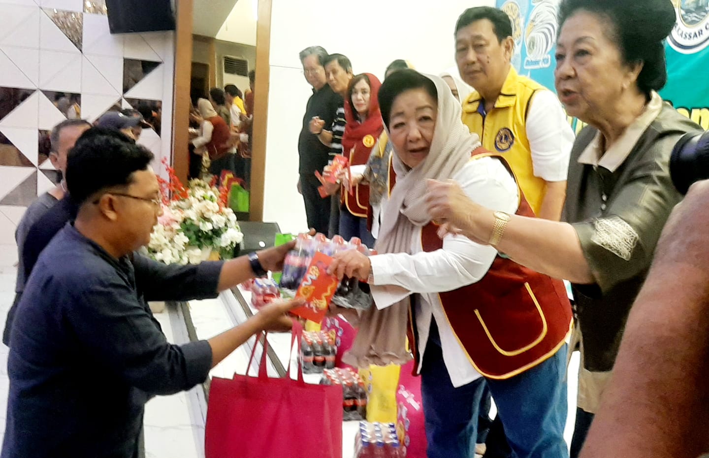 IWATI Sulsel dan Lions Club Gelar Bukber untuk 200 Warga Prasejahtera di Restoran Runtono