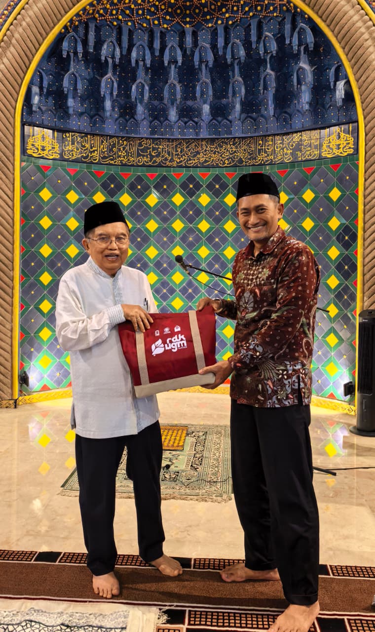 Ceramah Tarawih di UGM, Jusuf Kalla Ajak Mahasiswa Bangun Perdamaian dan Teknologi