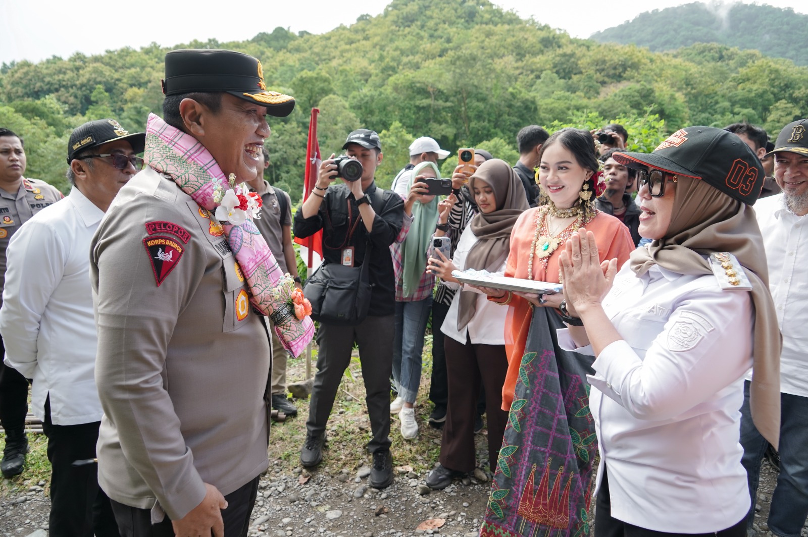 Kapolda Sulsel Resmikan Jembatan Gantung di Desa Nepo, Bupati Barru Sampaikan Apresiasi