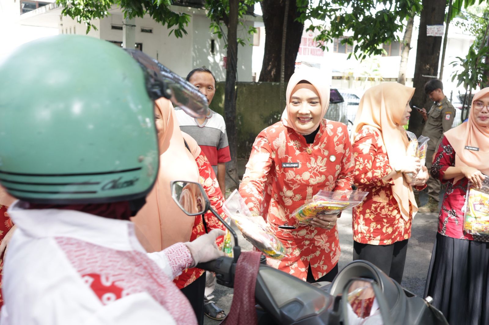 Jelang Idulfitri, DWP Sekretariat DPRD Makassar Bagikan Sembako dan Takjil kepada Warga dan Ojol