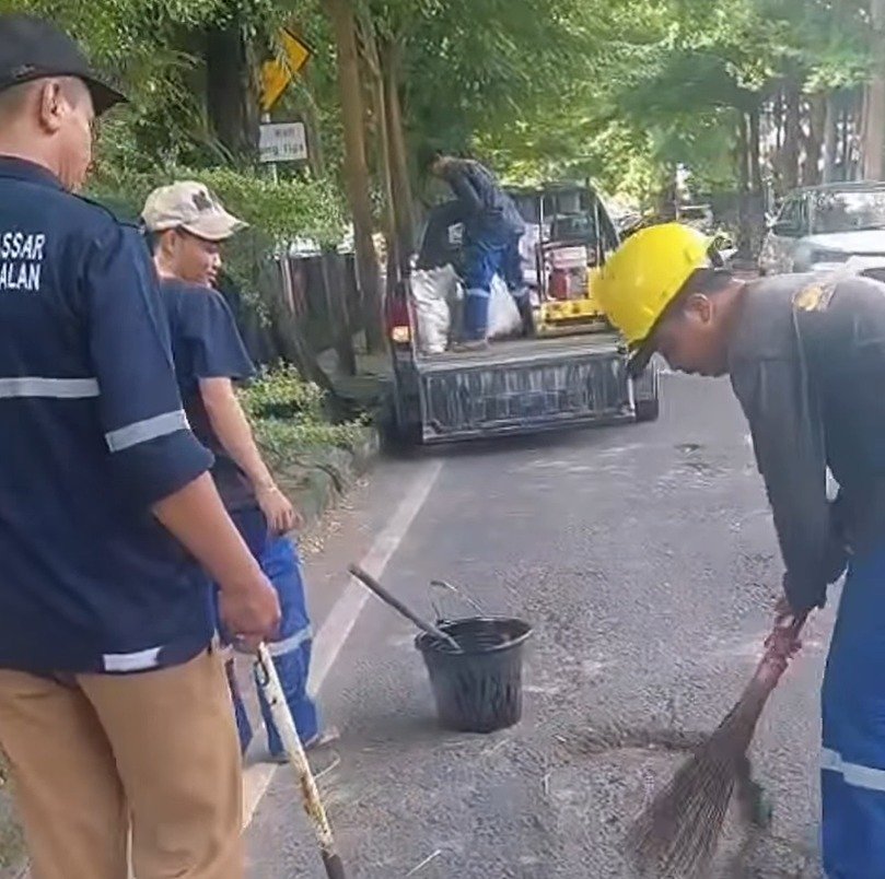 Dinas PU Makassar Gerak Cepat Tambal Jalan Berlubang di Andi Mappaodang, Prioritaskan Keamanan Pengguna