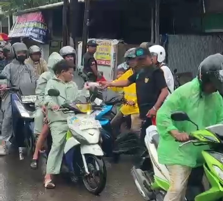 Kapal Selam Sitallangang Tebar Ratusan Takjil di Makassar, Awali Rangkaian Berbagi Ramadan