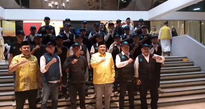 Komunitas Kapal Selam Beraksi Bersih-bersih Lingkungan di Buka Puasa Bersama Golkar Makassar