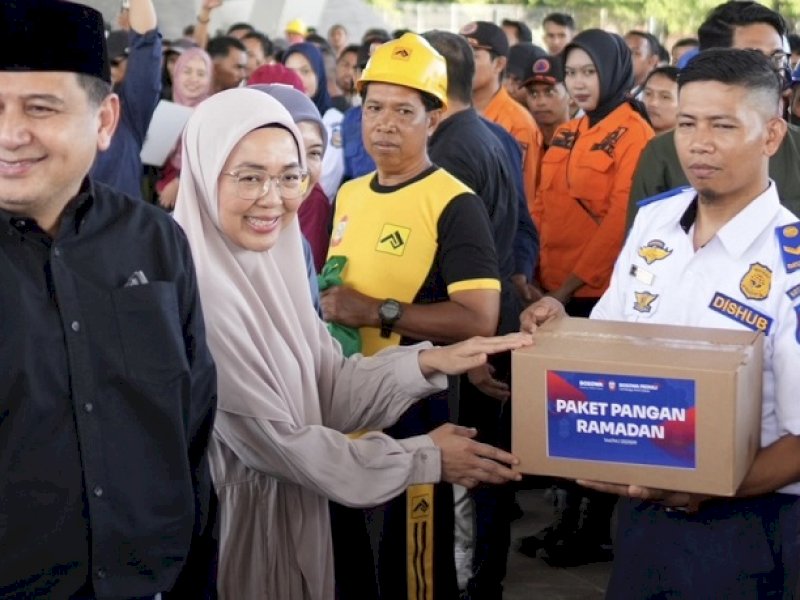Wali Kota Makassar Salurkan 7.100 Paket Lebaran sebagai Apresiasi Petugas Kebersihan
