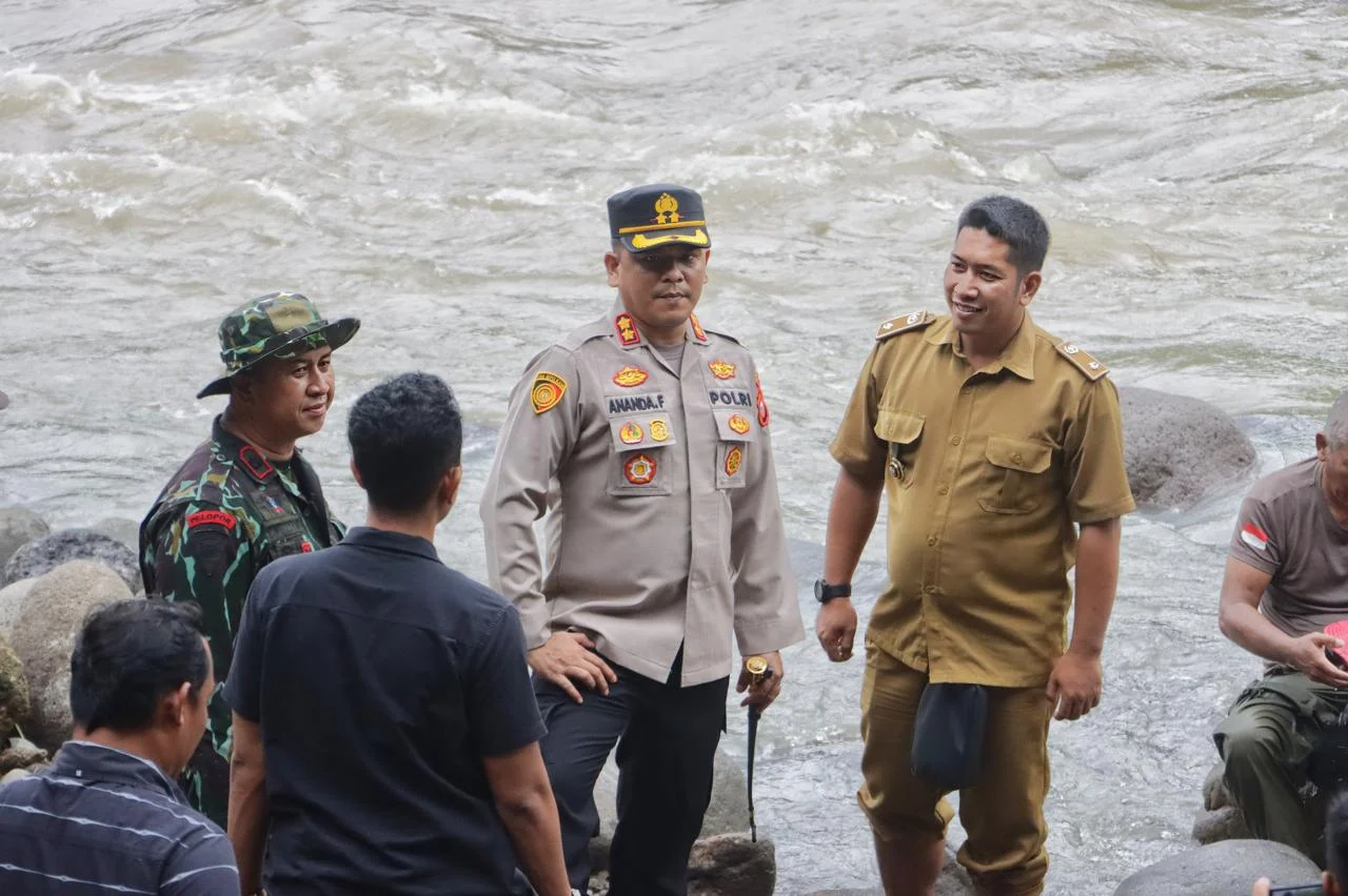Kapolres Barru dan Brimob Gotong Royong Tangani Dampak Banjir di Desa Nepo