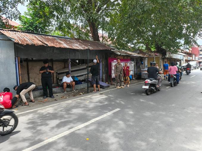 Penertiban Fasilitas Umum: Tiga Lapak Liar di Atas Drainase Tallo Dibongkar