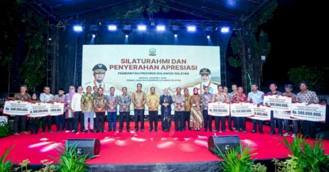 Ratusan Penghargaan Diserahkan Gubernur Sulsel kepada Kepala Daerah, Kades, hingga Siswa Berprestasi