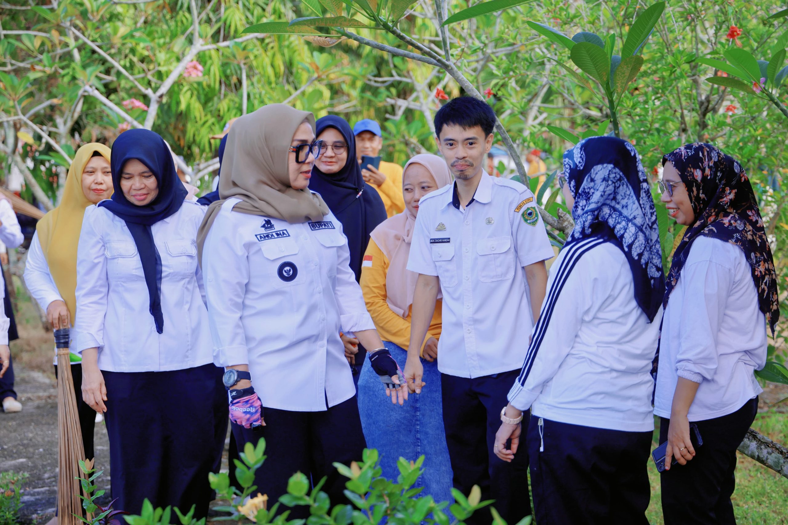 Bupati Barru Pimpin Aksi Rabu Bersih di Taman Makam Pahlawan
