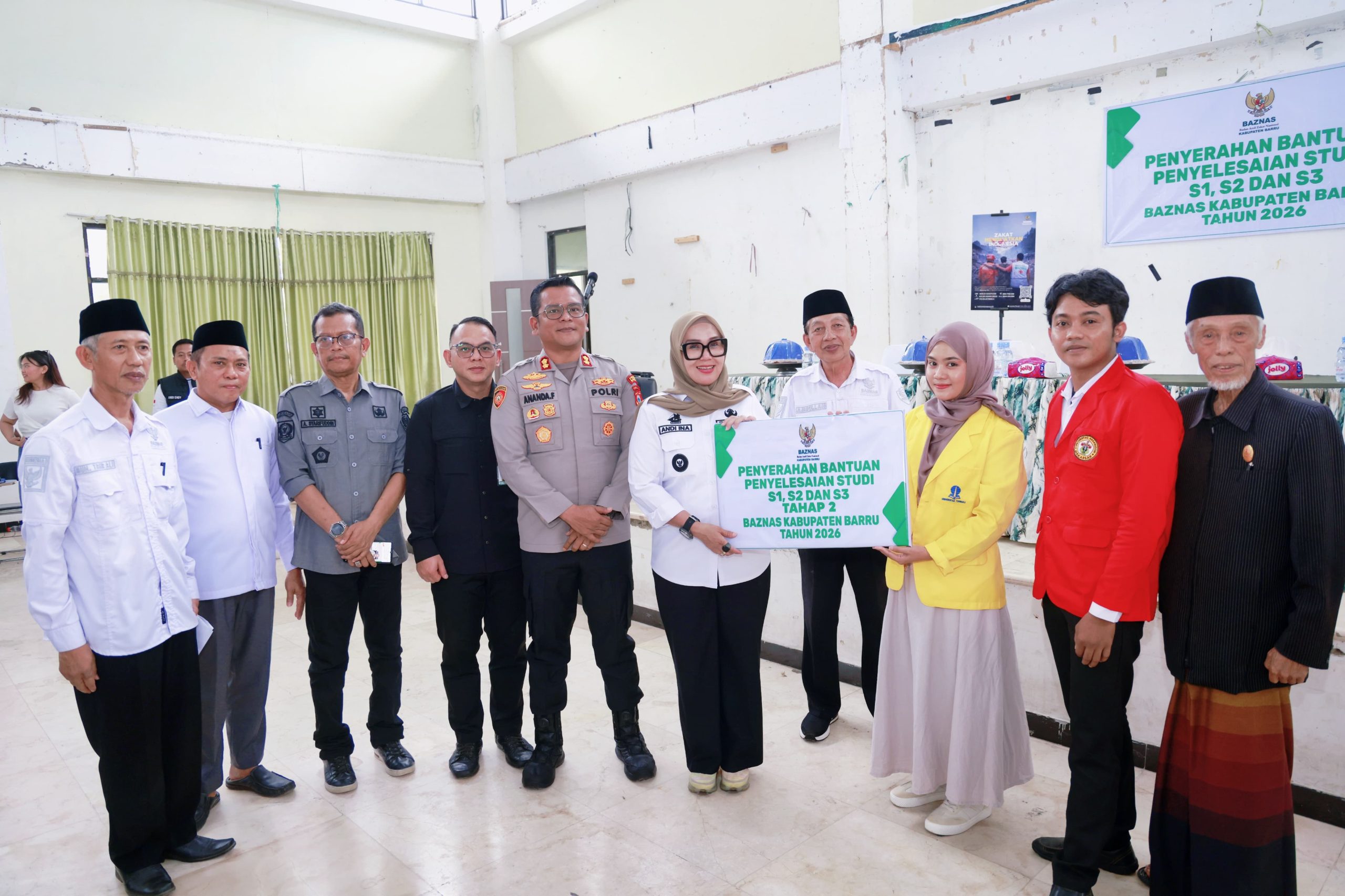 Pemkab Barru dan Baznas Salurkan Bantuan Penyelesaian Studi untuk 206 Mahasiswa
