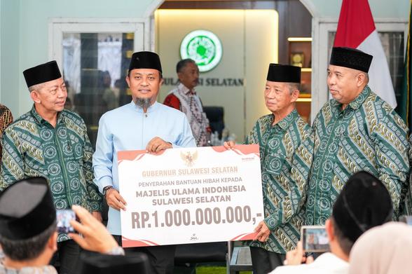 Gubernur Sulsel Serahkan Hibah Rp1 Miliar dalam Silaturahmi dengan MUI
