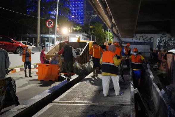 Jaga Estetika Kota, Pemkot Makassar Bersihkan Sampah dan Drainase di Bawah Tol Pettarani