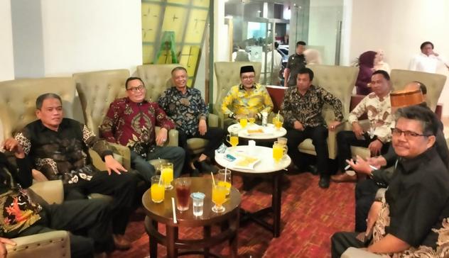 Silaturahmi Santai Dr. Supriansa dengan Tokoh Pers dan LSM Soppeng di Claro Makassar Menarik Perhatian