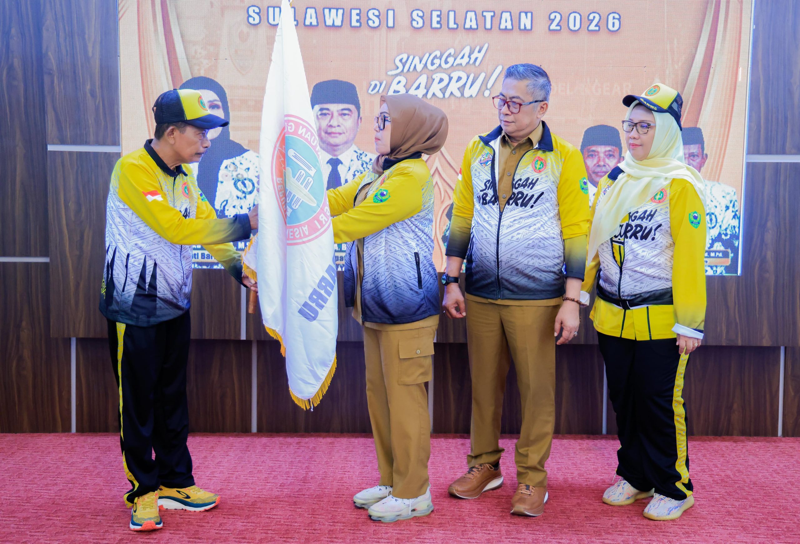Bupati Barru Lepas Kontingen PGRI ke Porsenijar Sulsel, Targetkan Prestasi dan Junjung Sportivitas
