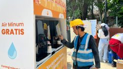 Antisipasi Dehidrasi Akibat Suhu Tinggi, PMI Hadirkan Water Station Gratis di Stasiun Cawang