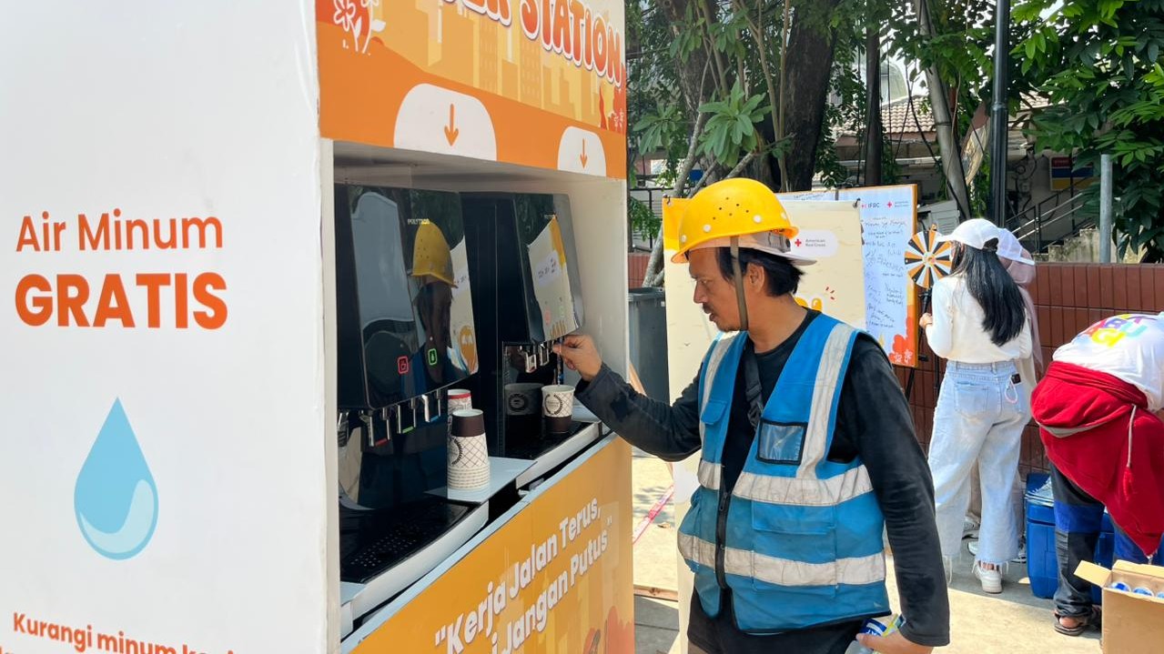 Antisipasi Dehidrasi Akibat Suhu Tinggi, PMI Hadirkan Water Station Gratis di Stasiun Cawang