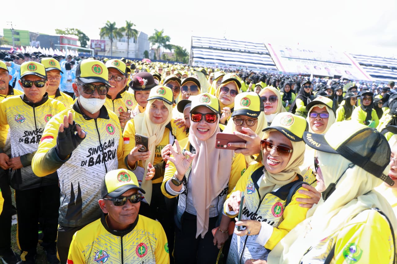Pimpin Defile Kontingen Barru, Bupati Andi Ina Kobarkan Semangat Guru di Porsenijar PGRI Sulsel 2026