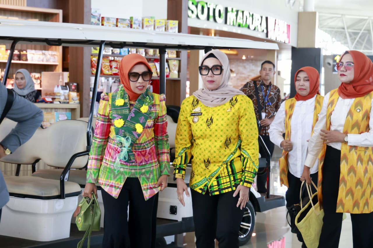 Bupati Andi Ina Sambut Hangat Sri Suparni Bahlil, Kalungkan Wastra Khas Barru