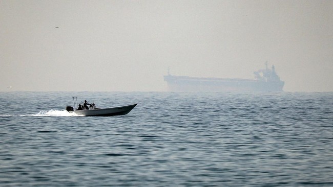 Dua Tanker Meledak di Selat Hormuz, Iran Tuding Ranjau Intelijen AS sebagai Pemicu