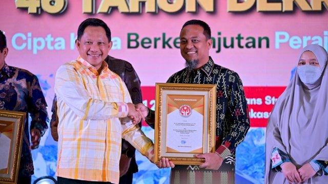 Gubernur Andi Sudirman Terima Penghargaan Dekranas, Mendagri Puji Suksesnya Acara Nasional di Sulsel