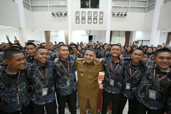 70 Paskibraka Makassar Dihadiahi Uang Tunai dan Wisata Bali Usai Sukses Kibarkan Bendera
