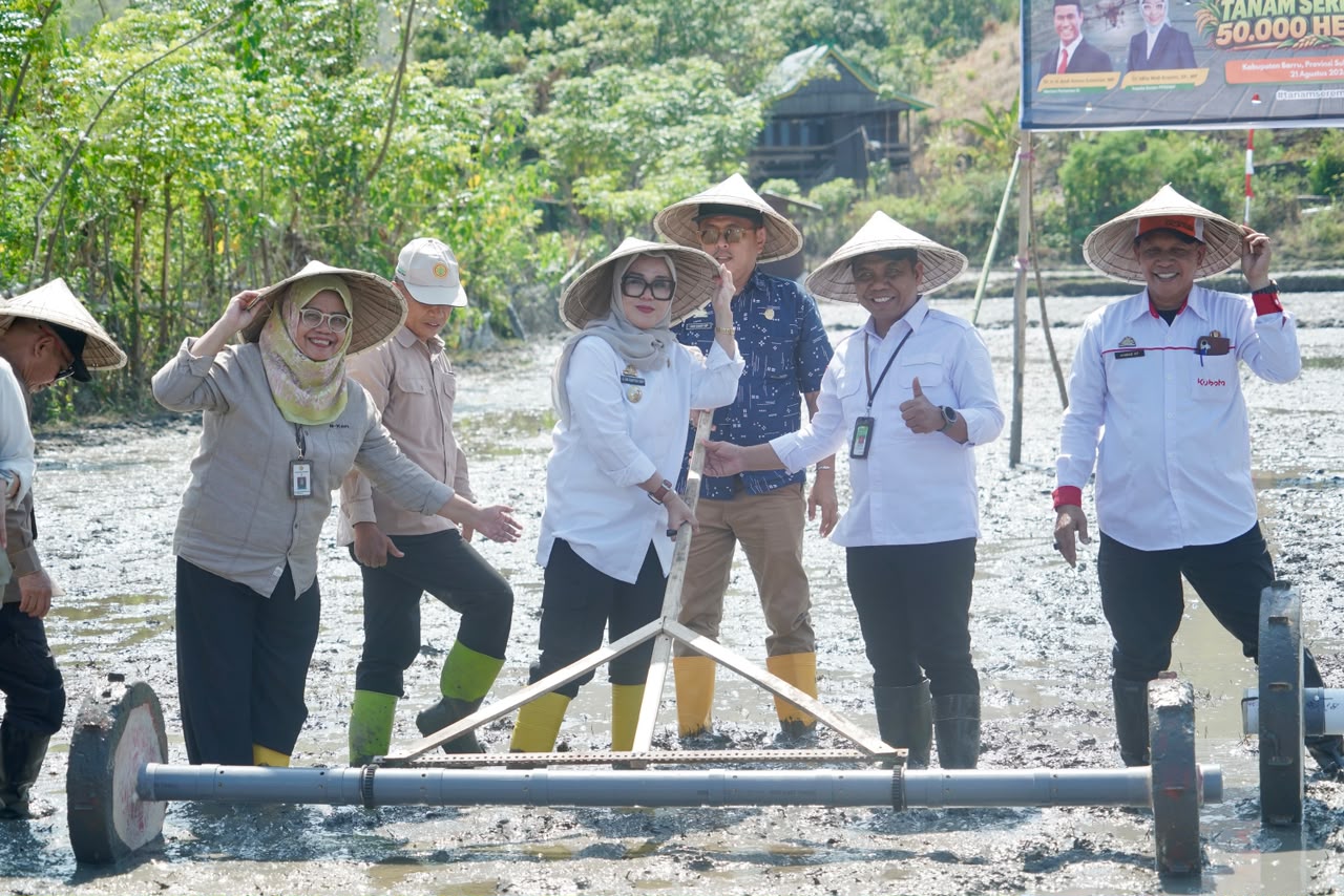 Gerakan Tanam Serempak Nasional Dicanangkan di Barru, Bupati Andi Ina Pastikan Program Dikawal hingga Produksi