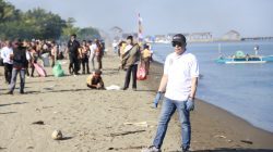 HUT Pramuka ke-65, Wabup Abustan Pimpin Bakti Sosial Bersihkan Pantai Polejiwa