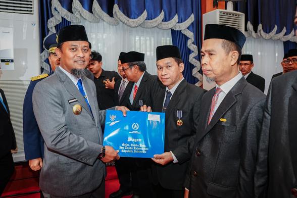 Dedikasi Ratusan PNS Sulsel Dihargai, Gubernur Andi Sudirman Sematkan Satyalencana Karya Satya