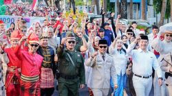 Gubernur Andi Sudirman Pimpin Kirab HUT RI Ke-81 Di Makassar, Tampil Bak Bung Karno