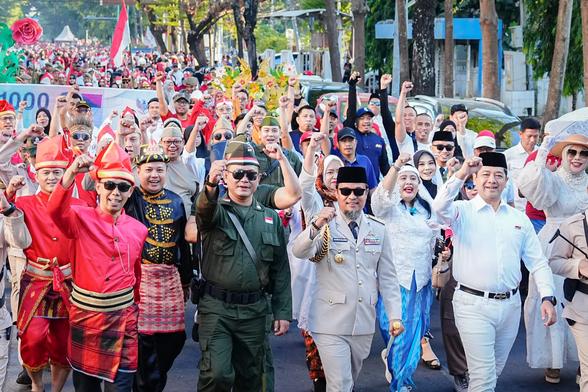 Gubernur Andi Sudirman Pimpin Kirab HUT RI Ke-81 Di Makassar, Tampil Bak Bung Karno