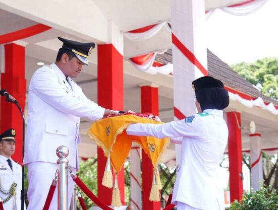 Peringatan HUT ke-81 RI di Bantaeng: Bupati Beri Penghargaan ASN dan Salurkan Bantuan Sosial
