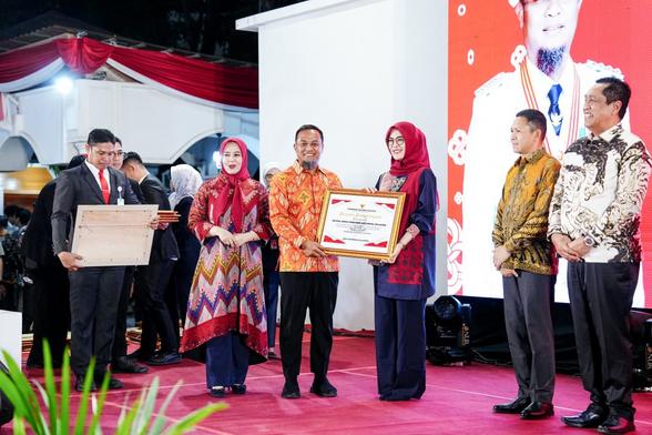 Sambut HUT RI ke-81, Gubernur Sulsel Beri Penghargaan kepada Mitra Pembangunan Daerah