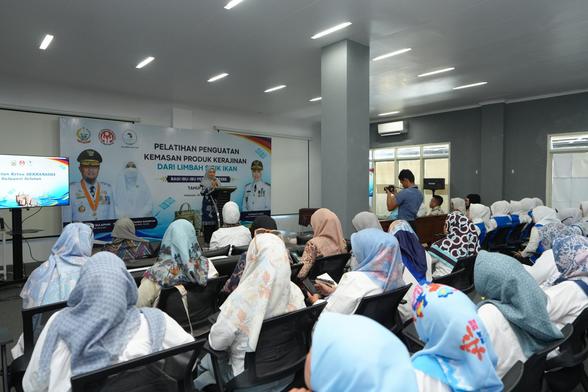 Sisik Ikan Jadi Sumber Ekonomi Baru, Perajin Perempuan Paotere Makassar Diberdayakan