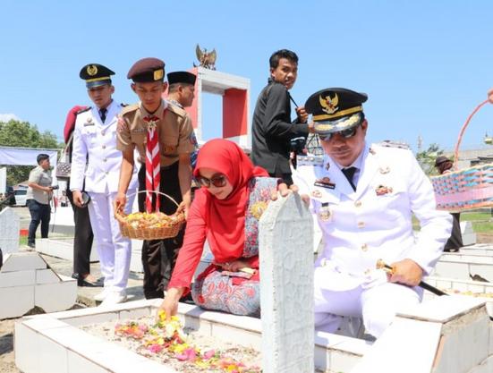 Ziarah ke TMP Masamba, Bupati Luwu Utara ajak masyarakat teladani semangat pahlawan