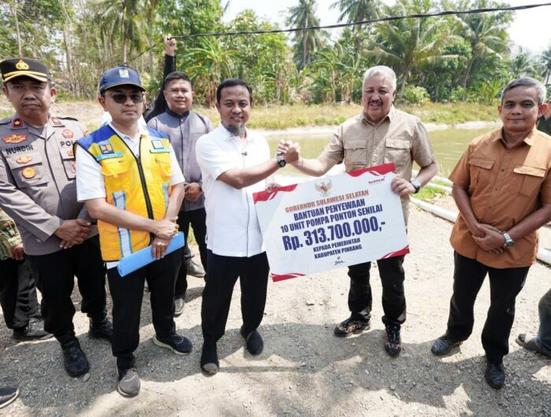 Antisipasi Krisis Air Petani Pinrang, Gubernur Sulsel Salurkan Bantuan Pompa Ponton dan Alsintan
