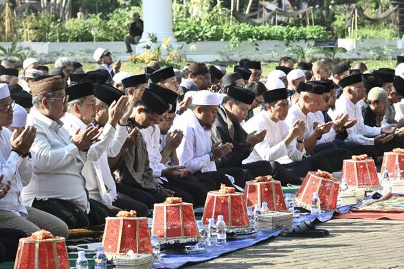 Gubernur Sulsel Pimpin Salat Istisqa Bersama Ribuan Warga, Memohon Hujan di Tengah Kemarau Panjang