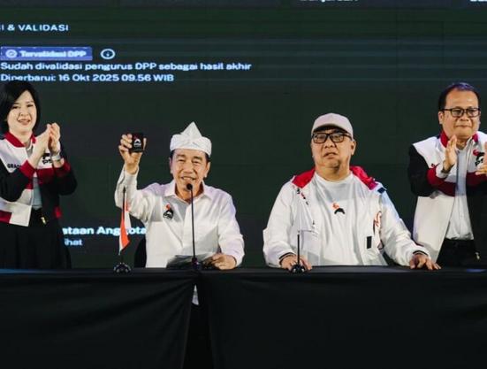 Jokowi Tunjukkan KTA PSI di Bandung, Tegaskan Status Kader dan Minta Pengurus Tak Gentar