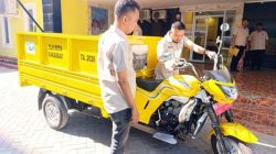 Tingkatkan Efektivitas Pengangkutan Sampah, DLH Makassar Serahkan Bantuan Motor Tiga Roda ke Pasar Senggol