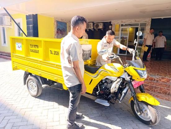 Tingkatkan Efektivitas Pengangkutan Sampah, DLH Makassar Serahkan Bantuan Motor Tiga Roda ke Pasar Senggol