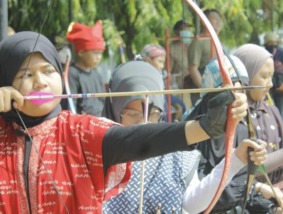 Dominasi Panahan Tradisional, Nafeesa Azra Salsabila Sabet Tiga Gelar di Forkot Makassar 2026