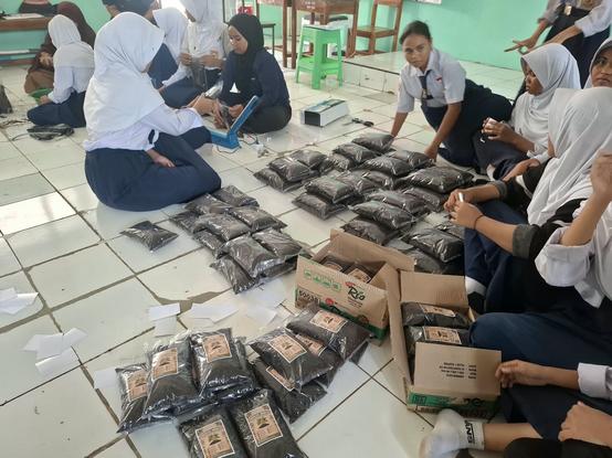 Inovasi Lingkungan: SMPN 34 Makassar Hasilkan 100 Kg Kompos dari Limbah Nangka
